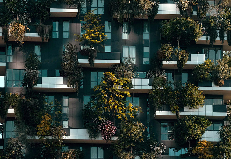 Architektura- elewacja z balkonami z roślinnością 