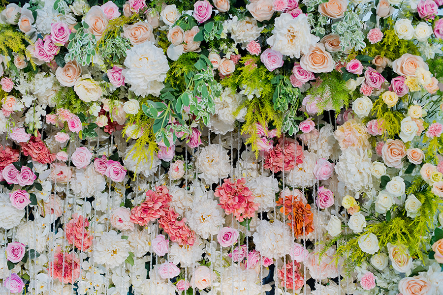 Ściana z kolorowych kwiatów