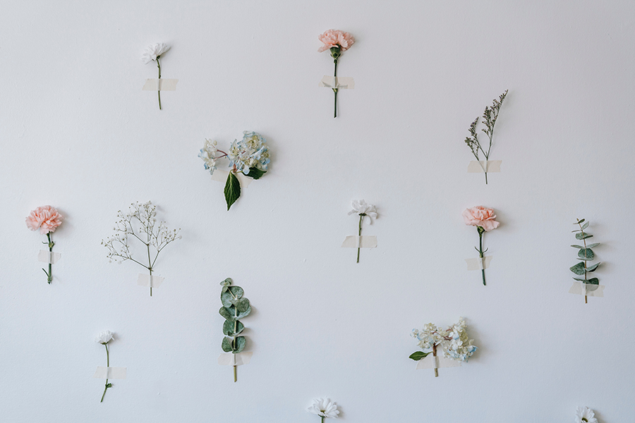 Kwiaty na ścianie minimalistyczne