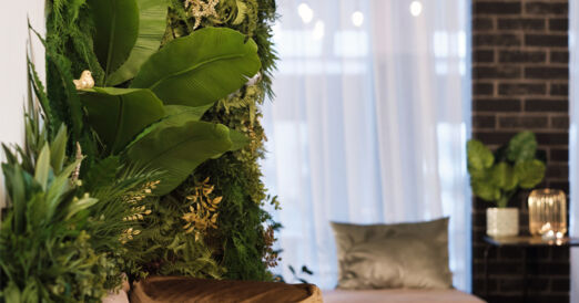 Zielona ściana w salonie – przejaw biophilic desing?