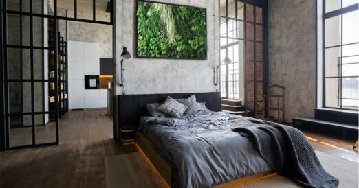 Ogród wertykalny w salonie typu loft