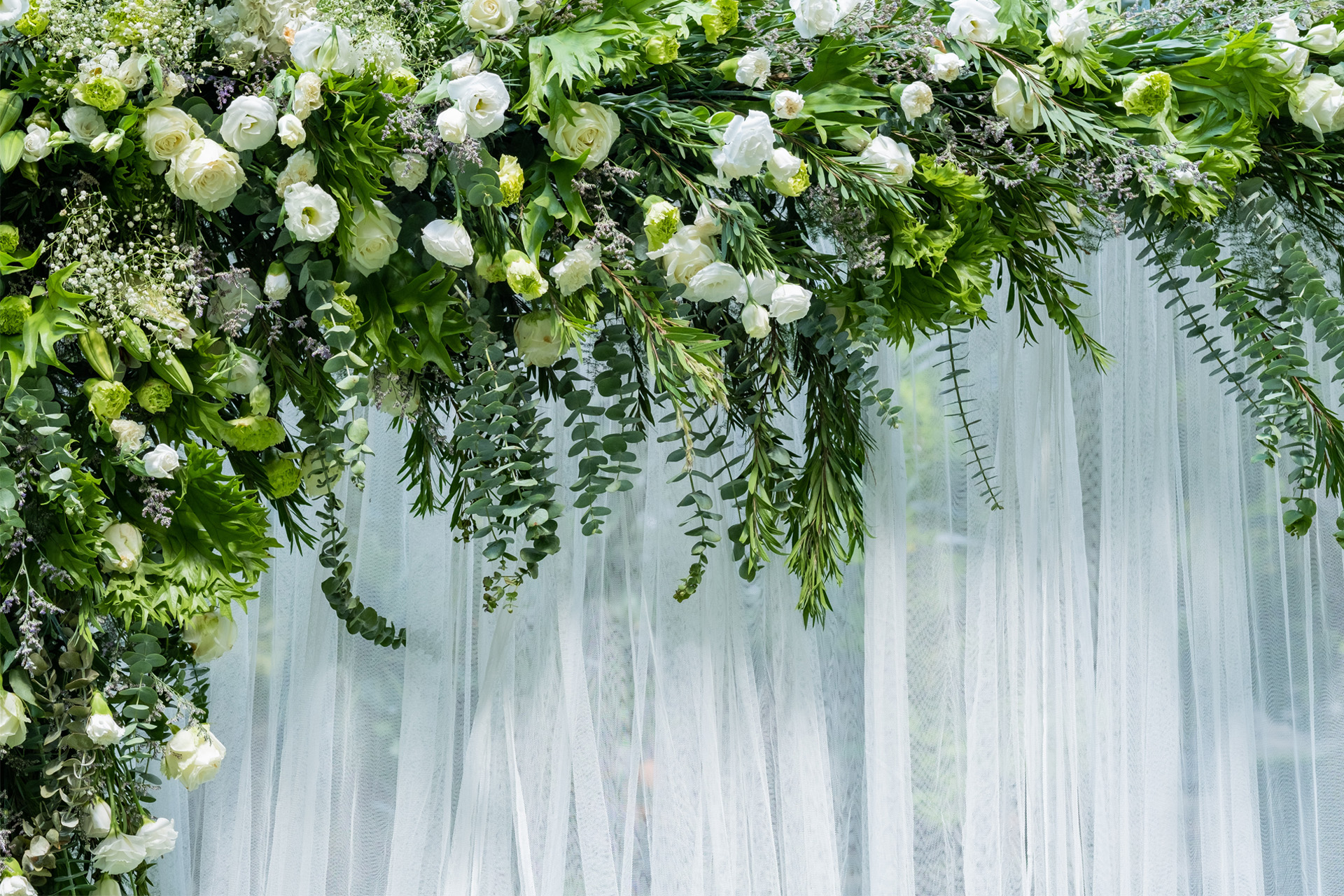 Ślub i ściana ze sztucznych kwiatów – jak zrobić oszałamiające wrażenie?